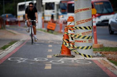 Porto Alegre, RS, Brasil - 13/12/2021 - Poste surge no meio de ciclovia da orla do Guaíba. (Foto: Anselmo Cunha/Agência RBS)Indexador: Anselmo Cunha<!-- NICAID(14967350) -->