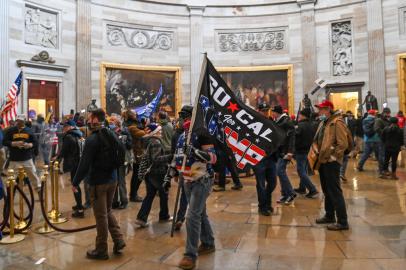 Supporters of US President Donald Trump roam under the Capitol Rotunda after invading the Capitol building on January 6, 2021, in Washington, DC. - Demonstrators breeched security and entered the Capitol as Congress debated the a 2020 presidential election Electoral Vote Certification. (Photo by Saul LOEB / AFP)Editoria: POLLocal: WashingtonIndexador: SAUL LOEBSecao: electionFonte: AFPFotógrafo: STF<!-- NICAID(14684751) -->