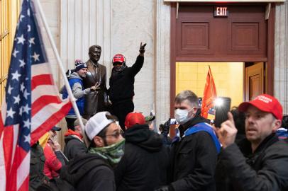 Supporters of US President Donald Trump enter the US Capitols Rotunda on January 6, 2021, in Washington, DC. - Demonstrators breeched security and entered the Capitol as Congress debated the a 2020 presidential election Electoral Vote Certification. (Photo by SAUL LOEB / AFP)Editoria: POLLocal: WashingtonIndexador: SAUL LOEBSecao: electionFonte: AFPFotógrafo: STF<!-- NICAID(14684785) -->