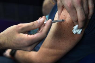 A nurse vaccines with Moderna Covid-19 vaccine in a vaccination centre in Garlan, western France, on December 13, 2021. (Photo by Fred TANNEAU / AFP)<!-- NICAID(14967635) -->