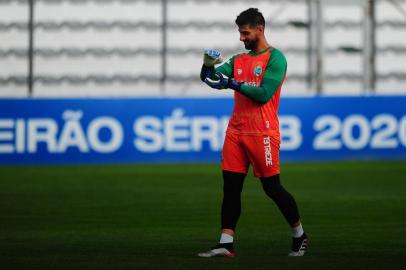 CAXIAS DO SUL, RS, BRASIL, 04/12/2020. Treino do Juventude no estádio Alfredo Jaconi. O Ju enfrenta a Chapecoense, no próximo sábado (05/12) pela série B do Campeonato Brasileiro. Na foto, goleiro Marcelo Carné. (Porthus Junior/Agência RBS)Indexador: Porthus Junior                  <!-- NICAID(14661084) -->