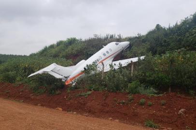 PORTO ALEGRE, RS, BRASIL,  14/12/2021- Jato executivo derrapa e sai da pista no aeroporto de Santa Rosa.  Foto: Éverson Dornelles/RBS TV<!-- NICAID(14968134) -->