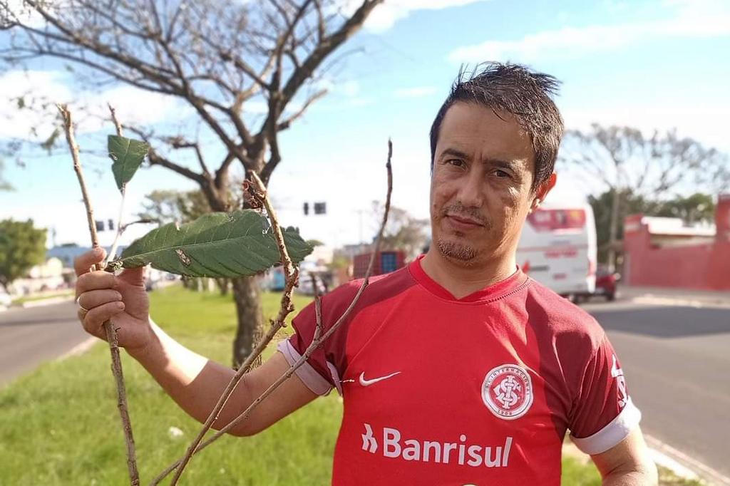 Dupla pede corrida em aplicativo, rouba carro de motorista, mas