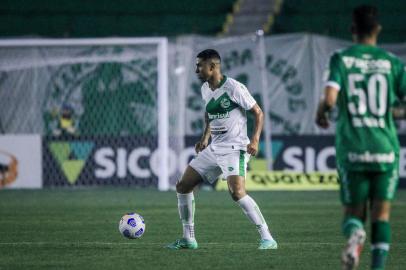 Zagueiro Didi, do Juventude, na partida contra a Chapecoense<!-- NICAID(14847180) -->