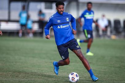 O meia Jean Pyerre participa de treino do Grêmio no CT Luiz Carvalho.<!-- NICAID(14767057) -->