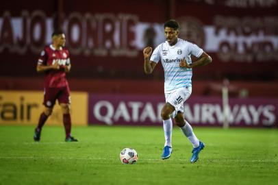 Gremio x LanusRS - FUTEBOL/CONMEBOL SULAMERICANA 2021 /GREMIO X LANUS - ESPORTES - Lance da partida entre Gremio e Lanus disputada na noite desta quinta-feira, no estÃ¡dio La Fortaleza, em Lanus, valida pela Sulamericana 2021. FOTO: LUCAS UEBEL/GREMIO FBPAEditoria: SPOLocal: LanusIndexador: Lucas UebelSecao: futebolFonte: Gremio.netFotógrafo: Gremio x Lanus<!-- NICAID(14770409) -->