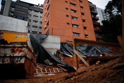 PORTO ALEGRE, RS, BRASIL - 15.12.2021 - Prédio com risco de desabar no bairro Auxiliadora. (Foto: Anselmo Cunha/Agencia RBS)<!-- NICAID(14969502) -->