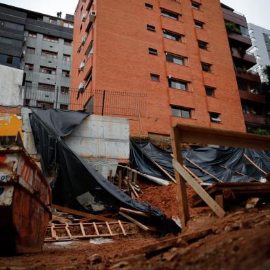 PORTO ALEGRE, RS, BRASIL - 15.12.2021 - Prédio com risco de desabar no bairro Auxiliadora. (Foto: Anselmo Cunha/Agencia RBS)<!-- NICAID(14969502) -->