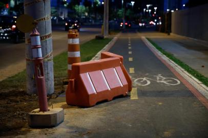 PORTO ALEGRE, RS, BRASIL - 15.12.2021 - Poste colocado sobre ciclovia é mudado de lugar. (Foto: Anselmo Cunha/Agencia RBS)<!-- NICAID(14969597) -->