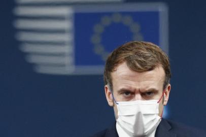 Frances President Emmanuel Macron arrives for a European Union Summit at The EU Council Building in Brussels on December 16, 2021. - The lightning spread of Omicron in Europe and elsewhere has added a sense of urgency to an EU summit on December 16, 2021, with leaders struggling to present a united, bloc-wide approach. (Photo by JOHANNA GERON / POOL / AFP)<!-- NICAID(14969696) -->