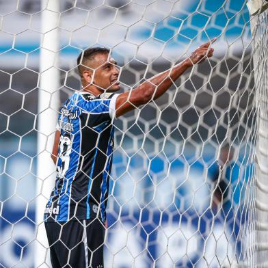 RS - FUTEBOL/CAMPEONATO BRASILEIRO 2020 /GREMIO X SAO PAULO - ESPORTES - Lance da partida entre Gremio e Sao Paulo disputada na noite deste domingo, na Arena do Gremio, em partida valida pela Campeonato Brasileiro 2020. FOTO: LUCAS UEBEL/GREMIO FBPA<!-- NICAID(14726995) -->