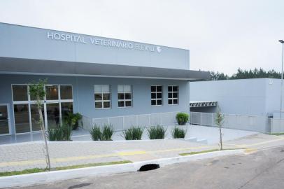 Inaugurado em junho deste ano, o Hospital Veterinário da Feevale (Hovet) abriu suas portas nesta quinta-feira (16), em uma cerimônia realizada em Campo Bom. Agora, o espaço dará início às atividades de ensino, com aulas práticas do curso de Medicina Veterinária, e de extensão, com o atendimento de animais de canis municipais, por meio de parcerias com prefeituras da região. Os atendimentos clínicos e laboratoriais a animais da comunidade iniciam a partir de fevereiro. <!-- NICAID(14970125) -->