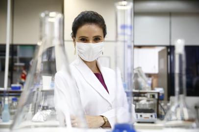 PORTO ALEGRE, RS, BRASIL - 13.12.2021 - Cientista gaúcha premiada. Na foto, pesquisadora Luiza Frank, que é pesquisadora da faculdade de farmácia da UFRGS. (Foto: Félix Zucco/Agencia RBS)<!-- NICAID(14967150) -->