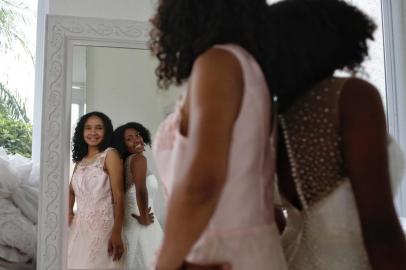 PORTO ALEGRE, RS, BRASIL - 06.12.2021 - Entrega de 200 sapatos e 80 vestidos para o baile de debutantes alusivo aos 250 anos de Porto Alegre. Duas meninas estarão no local para a escolha de seus vestidos. (Foto: Mateus Bruxel/Agencia RBS)Indexador: Mateus Bruxel<!-- NICAID(14960844) -->