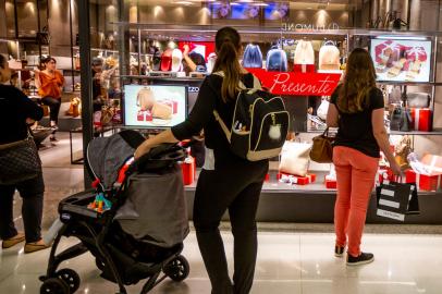 PORTO ALEGRE, RS, BRASIL, 20/12/2018 : Movimentação é intensa nos shoppings para compras de Natal (Omar Freitas/Agência RBS)<!-- NICAID(13885474) -->