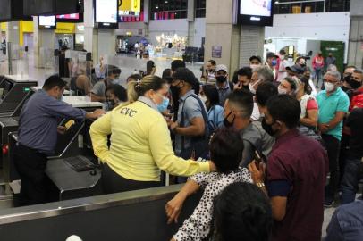 SP - CRISE-ITAPEMIRIM-PASSAGEIROS-DESEMPARADOS - GERAL - Passageiros do empresa aérea Itapemirim são pegos de surpresa após a empresa suspender seus voos no Brasil sem aviso,  grandes filas e protestos foram vistos no Aeroporto de Guarulhos, SP, neste sexta feira, 18. 17/12/2021 - Foto: WILLIAN MOREIRA/FUTURA PRESS/FUTURA PRESS/ESTADÃO CONTEÚDO<!-- NICAID(14971768) -->