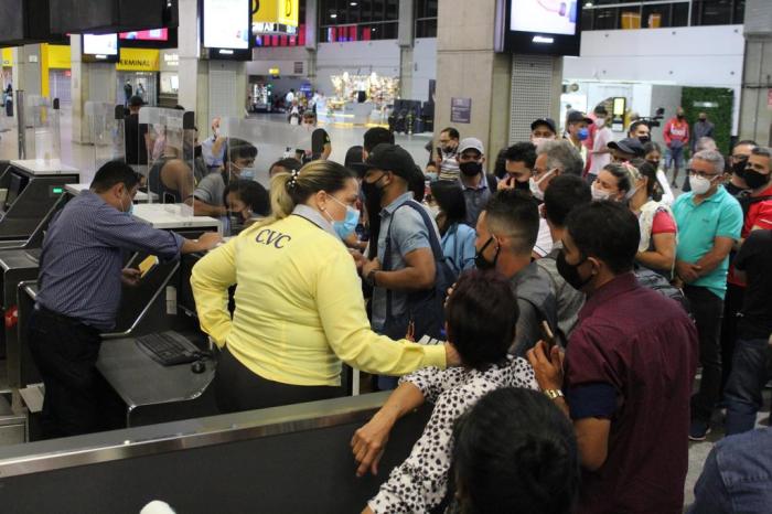 Linha aérea da Itapemirim suspende operação com passageiros dentro de avião