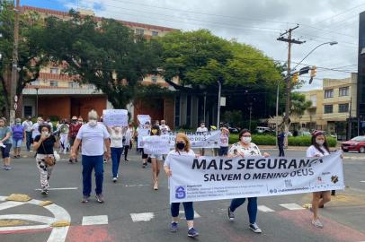 Caminhada que pede mais segurança Mais Segurança! Salvem o Menino Deus! saiu da Igreja do Menino Deus, percorrendo a Getúlio e indo até a Ipiranga.<!-- NICAID(14971770) -->