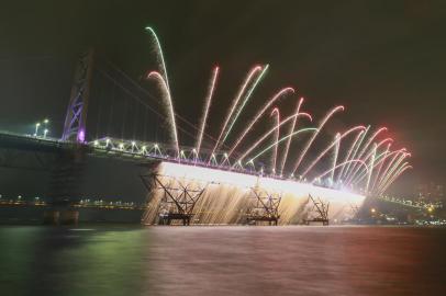 Réveillon com queima de fogos na ponte Hercílio Luz, em Florianópolis<!-- NICAID(14374909) -->