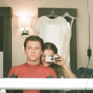 Tom Holland e Zendaya Maree assumem que estão apaixonados. Paparazzo já havia fotografado em julho deste ano, os atores se beijando dentro de um carro em Los Angeles<!-- NICAID(14943334) -->