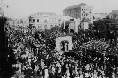 Festa da Uva em Caxias do Sul em 1932.#PÁGINA:70#EDIÇÃO: 2ª Fonte: Reprodução Fotógrafo: Geremias Data Evento: 00/00/1932<!-- NICAID(616569) -->