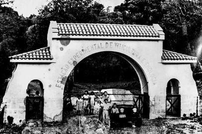 Pórtico da antiga Estação Experimental de Viticultura e Enologia nos anos 1940, na então Estrada Federal Getúlio Vargas (BR-116), posterior pórtico do Rincão da Lealdade.<!-- NICAID(14969748) -->