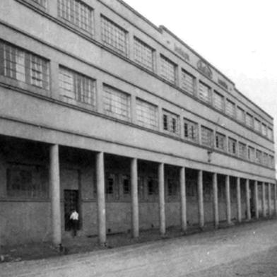 Tecelagem Marisa na Rua Moreira César, nos anos 1950. Prédio abrigou posteriormente os Baralhos Pinguim e atualmente é a sede da Secretaria Municipal de Trânsito, Transportes e Mobilidade Urbana (SMTTMU). Tecelagem foi fundada em 1937 por Júlio Ungaretti e Celso Taddei.<!-- NICAID(14970745) -->