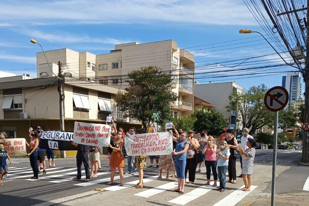 Moradores trancam rua em Caxias do Sul para protestar por falta de