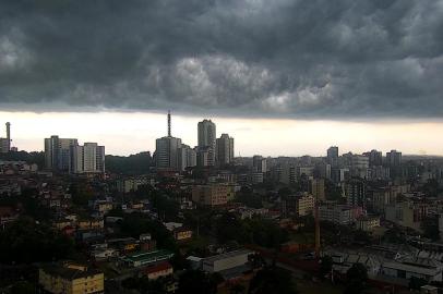 CAXIAS DO SUL, RS, BRASIL, 21/12/2021. Vista da cidade. Após dia de muito calor, final a tarde de terça-feira (21) começa com nuvens de chuva e muito vento. Primeiro dia de verão. (RBS TV/Reprodução)<!-- NICAID(14973962) -->