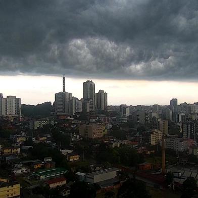 CAXIAS DO SUL, RS, BRASIL, 21/12/2021. Vista da cidade. Após dia de muito calor, final a tarde de terça-feira (21) começa com nuvens de chuva e muito vento. Primeiro dia de verão. (RBS TV/Reprodução)<!-- NICAID(14973962) -->