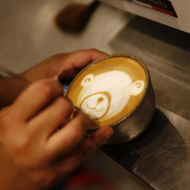 PORTO ALEGRE, RS, BRASIL,  21/12/2021- Fotos de Isis Correa, barista do Mercado Brasco, vencedora de competição de latte art, dos cafés que ela faz e da nova cafeteria no Instituto Caldeira.  Foto: Félix Zucco / Agencia RBS<!-- NICAID(14973914) -->