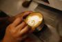 Latte art: saiba mais sobre a arte de desenhar em cafés e as competições entre baristas