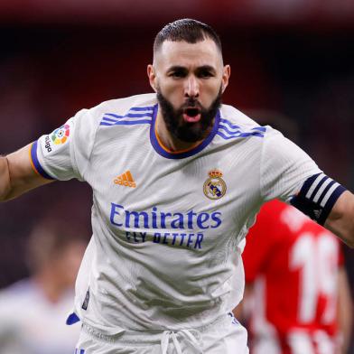 ESP - FUTEBOL/CAMPEONATO ESPANHOL/ATHLETIC BILBAO/REAL MADRID - ESPORTES - Karim Benzema, do Real Madrid, comemora depois de marcar seu gol durante a partida   de futebol contra o Athletic Bilbao, no estádio San Mames, em Bilbao, na Espanha,   nesta quarta-feira, 22 de dezembro de 2021. Com grande atuação de Éder Militão,   Toni Kross e Benzema, o Real Madrid superou a pressão do time do Athletic Bilbao e   de seus 42 mil torcedores para vencer, nesta quarta-feira, por 2 a 1, e aumentar a   vantagem na classificação do Campeonato Espanhol. Com a 14ª vitória em 19 partidas   disputadas, o Real alcança os 46 pontos, oito a mais que o vice-líder Sevilla, que   se apresentou apenas 18 vezes. O Athletic Bilbao, com 24 pontos, é o décimo   colocado.   22/12/2021 - Foto: RICARDO LARREINA/ASSOCIATED PRESS/ESTADÃO CONTEÚDO<!-- NICAID(14975554) -->