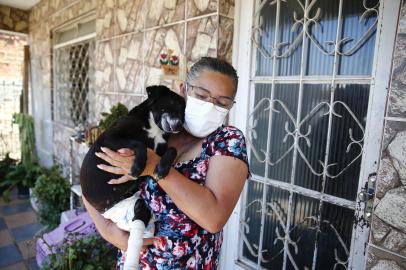 ALVORADA, RS, BRASIL - 20.12.2021 - Dificuldade dos animais com deficiência, acolhidos por protetores, para conseguirem novos lares. Na imagem, Adriana, protetora de Alvorada que tem três cães deficientes em sua casa: a Pretinha, que é cadeirante; o Rex, com dificuldades de locomoção e o Ratinho, com uma perna amputada. (Foto: Félix Zucco/Agencia RBS)<!-- NICAID(14972439) -->