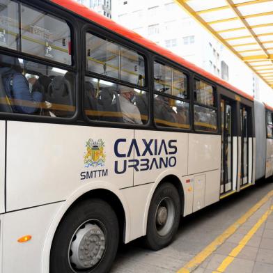 CAXIAS DO SUL, RS, BRASIL, 19/11/2021 - Com a Visate operou com 50% da frota, pontos de ônibus ficaram cheios em vários momentos durante o dia. (Marcelo Casagrande/Agência RBS)<!-- NICAID(14945912) -->