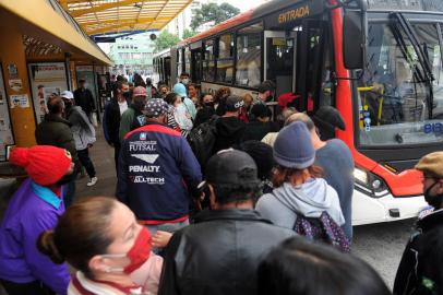 CAXIAS DO SUL, RS, BRASIL, 19/11/2021 - Com a Visate operou com 50% da frota, pontos de ônibus ficaram cheios em vários momentos durante o dia. (Marcelo Casagrande/Agência RBS)<!-- NICAID(14945905) -->