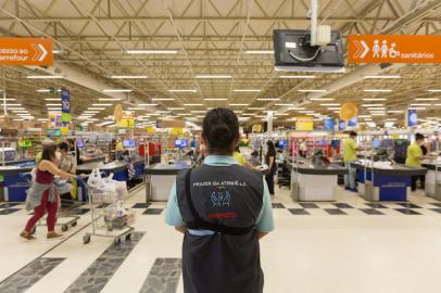 Empresas contra o racismo. Agentes que atuam dentro das lojas, hoje, são internalizados, contratados diretamente pelo Carrefour. O uniforme mudou para passar a sensação de acolhimento ¿ foco no cliente e as bodycams gravam o tempo todo. O projeto piloto começou pela loja Passo DAreia, em Porto Alegre, e já foi implementado em todo o país.Indexador: Andre Feltes<!-- NICAID(14973756) -->