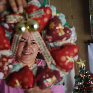 Canoas, RS, Brasil, 20-12-2021: A artesã Jaqueline Dias Dutra, 51, moradora da Rua Natal de Jesus, com artesanato que produz em casa. (Foto: Mateus Bruxel / Agência RBS)Indexador: Mateus Bruxel<!-- NICAID(14972375) -->