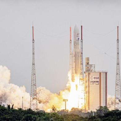 Arianespaces Ariane 5 rocket with NASAs James Webb Space Telescope onboard lifts up from the launchpad, at the Europes Spaceport, the Guiana Space Center in Kourou, French Guiana, on December 25, 2021. - The telescope, the most powerful space observatory ever built, is now tentatively set for launch on Christmas Day, after decades of waiting. An engineering marvel, it will help answer fundamental questions about the Universe, peering back in time 13 billion years. (Photo by jody amiet / AFP)<!-- NICAID(14976550) -->