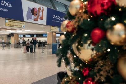 NEW YORK, NY - DECEMBER 24: Travelers move through the departures hall at Terminal 7 of John F. Kennedy International Airport on December 24, 2021 in New York City. Thousands of travelers were left stranded across the country after multiple airlines cancelled Christmas Eve flights Friday due to rising Omicron variant cases of COVID-19, staffing shortages and severe weather.   Scott Heins/Getty Images/AFP (Photo by Scott Heins / GETTY IMAGES NORTH AMERICA / Getty Images via AFP)<!-- NICAID(14976553) -->