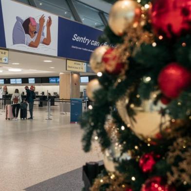 NEW YORK, NY - DECEMBER 24: Travelers move through the departures hall at Terminal 7 of John F. Kennedy International Airport on December 24, 2021 in New York City. Thousands of travelers were left stranded across the country after multiple airlines cancelled Christmas Eve flights Friday due to rising Omicron variant cases of COVID-19, staffing shortages and severe weather.   Scott Heins/Getty Images/AFP (Photo by Scott Heins / GETTY IMAGES NORTH AMERICA / Getty Images via AFP)<!-- NICAID(14976553) -->