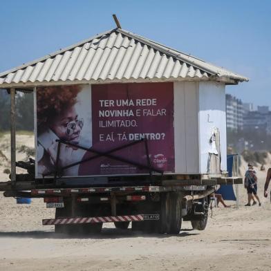 XANGRI-LÁ, RS, BRASIL - 2021.12.25 - Após demorada licitação para quiosques, os vencedores vão aos poucos voltando à beira mar. Caminhões são vistos levando quiosques montados para seus lugares.<!-- NICAID(14976589) -->