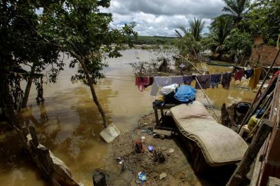 Handout picture released by the Bahia State Governmentshowing belongings of residents following floods caused by heavy rains, in Itamaraju, south of Bahia State, Brazil, on December 22, 2021. - More than 11,000 people have been displaced in the Brazilian state of Bahia due to flooding, with authorities scrambling to provide relief to residents without alternate housing. (Photo by Mateus PEREIRA / Bahia State Government / AFP) / RESTRICTED TO EDITORIAL USE - MANDATORY CREDIT AFP PHOTO / GOVERNO DO ESTADO DA BAHIA - MATEUS PEREIRA - NO MARKETING - NO ADVERTISING CAMPAIGNS - DISTRIBUTED AS A SERVICE TO CLIENTSEditoria: DISLocal: ItamarajuIndexador: MATEUS PEREIRASecao: floodFonte: Bahia State GovernmentFotógrafo: Handout<!-- NICAID(14976747) -->