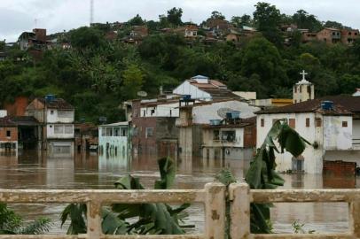 Handout picture released by the Bahia State Government showing a flooded area following heavy rains, in BR-101 highway, near Itamaraju, south of Bahia State, Brazil, on December 26, 2021. - More than 11,000 people have been displaced in the Brazilian state of Bahia due to flooding, with authorities scrambling to provide relief to residents without alternate housing. (Photo by CAMILA SOUZA / Bahia State Government / AFP) / RESTRICTED TO EDITORIAL USE - MANDATORY CREDIT AFP PHOTO / GOVERNO DO ESTADO DA BAHIA - CAMILA SOUZA - NO MARKETING - NO ADVERTISING CAMPAIGNS - DISTRIBUTED AS A SERVICE TO CLIENTSEditoria: DISLocal: ItamarajuIndexador: CAMILA SOUZASecao: floodFonte: Bahia State GovernmentFotógrafo: Handout<!-- NICAID(14976738) -->