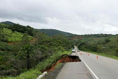 Handout picture released by the Bahia State Government showing damages following heavy rains, in BR-101 highway, near Itamaraju, south of Bahia State, Brazil, on December 26, 2021. - More than 11,000 people have been displaced in the Brazilian state of Bahia due to flooding, with authorities scrambling to provide relief to residents without alternate housing. (Photo by CAMILA SOUZA / Bahia State Government / AFP) / RESTRICTED TO EDITORIAL USE - MANDATORY CREDIT AFP PHOTO / GOVERNO DO ESTADO DA BAHIA - CAMILA SOUZA - NO MARKETING - NO ADVERTISING CAMPAIGNS - DISTRIBUTED AS A SERVICE TO CLIENTSEditoria: DISLocal: ItamarajuIndexador: CAMILA SOUZASecao: floodFonte: Bahia State GovernmentFotógrafo: Handout<!-- NICAID(14976748) -->