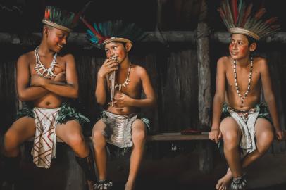 Durante oito dias, o fotógrafo Fábio Pilger, 38 anos, percorreu a Amazônia para registrar a realidade contemporânea dos primeiros brasileiros: indígenas da etnia Tatuyo. Morador de São Leopoldo, no Vale do Sinos, e servidor municipal na cidade vizinha de Sapucaia do Sul, o profissional da imagem visitou o Norte do País no início de dezembro, e encontrou comunidades formadas sob ilhas artificiais, em tradições centenárias.<!-- NICAID(14976994) -->