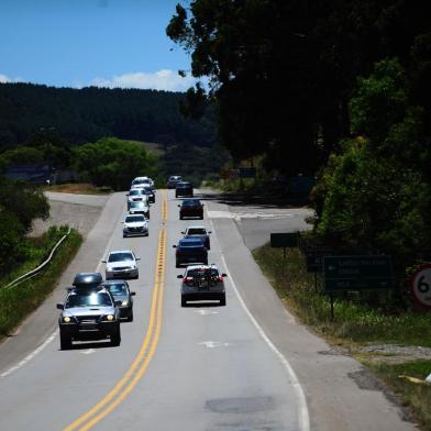 CAXIAS DO SUL, RS, BRASIL, 27/12/2021. Movimento na RS-453, Rota do Sol, no trecho do km 166, no acesso a Vila Seca. Fluxo de veículos tanto indo como vindo do litoral.(Porthus Junior/Agência RBS)<!-- NICAID(14977088) -->