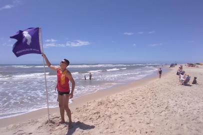 Somente em um dia houve 36 acidentes causados pelo contato com água-viva no mar do Rio Grande do Sul. Número observado na terça-feira (21) corresponde a 22% do que foi contabilizado em todos finais de semana e feriadões de outubro até o dia 19 de dezembro, quando começou a Operação Verão do Governo do Estado.<!-- NICAID(14974655) -->