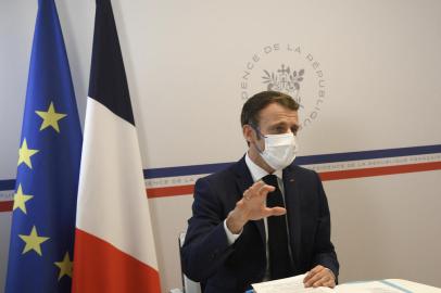 O presidente da França, Emmanuel Macron, gesticula enquanto lidera um conselho de defesa da saúde da residência de feriados presidenciais de Fort de Bregancon, em Bormes-les-Mimosas, sul da França, em 27 de dezembro de 2021, para discutir o novo passe para a vacina Covid e novas medidas para conter a propagação da variante Omicron. (Foto de NICOLAS TUCAT / POOL / AFP)<!-- NICAID(14977659) -->