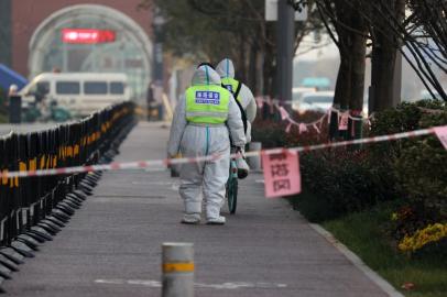 This photo taken on December 22, 2021 shows security guards walking in an area that is under restrictions following a recent coronavirus outbreak in Xian in Chinas northern Shaanxi province. (Photo by AFP) / China OUT<!-- NICAID(14977694) -->